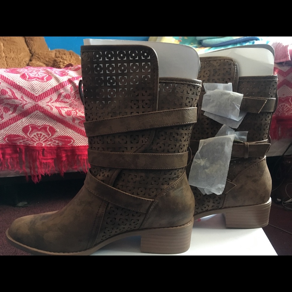 Shoes - Picture 2 of 4